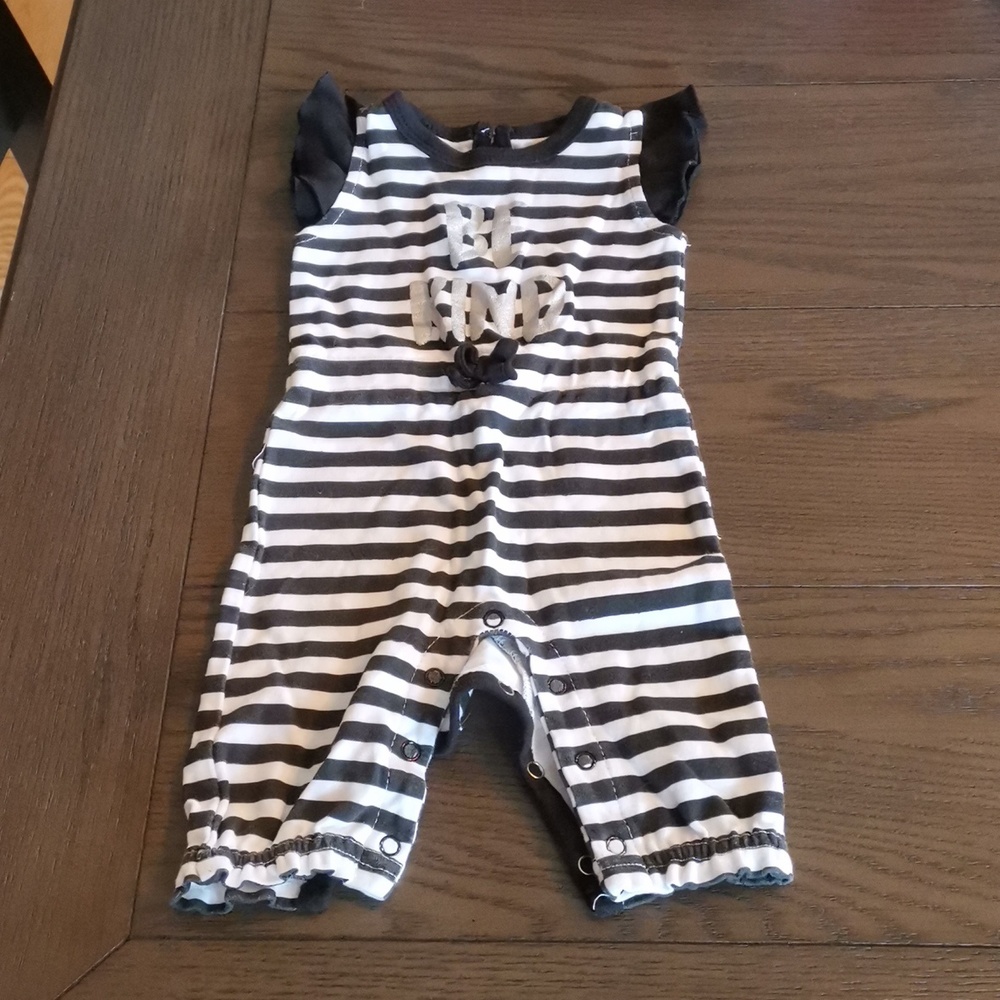 Snugabye Black and White romper size 3-6 M